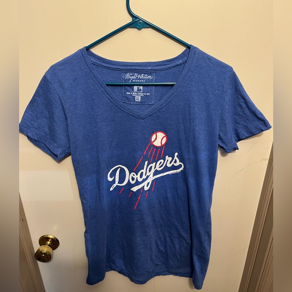 Women’s Dodgers V-neck T-shirt Size XL